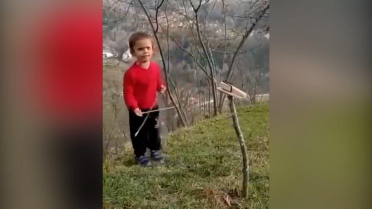 Ağzıyla kemençe çalıp oynayan Karadenizli çocuk