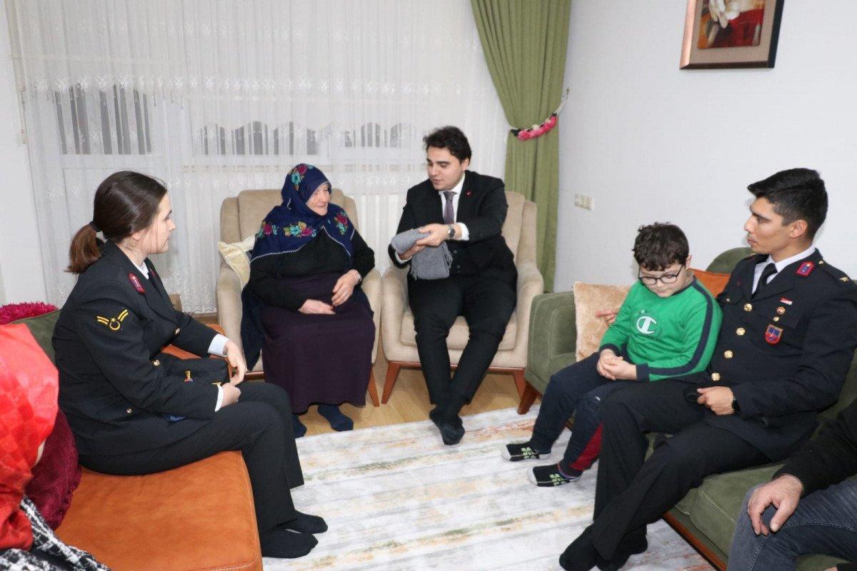 Ordulu şehit annesinden askerlere atkı sürprizi