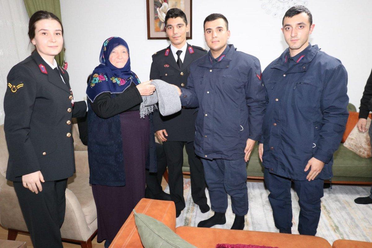 Ordulu şehit annesinden askerlere atkı sürprizi