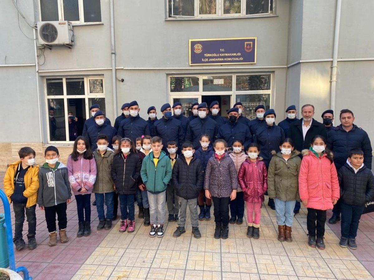 Kahramanmaraş'ta miniklerden jandarmaya atkı hediyesi