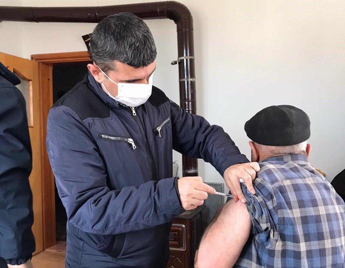 Çorum'da sağlık çalışanlarının köylerdeki aşı çalışması sürüyor