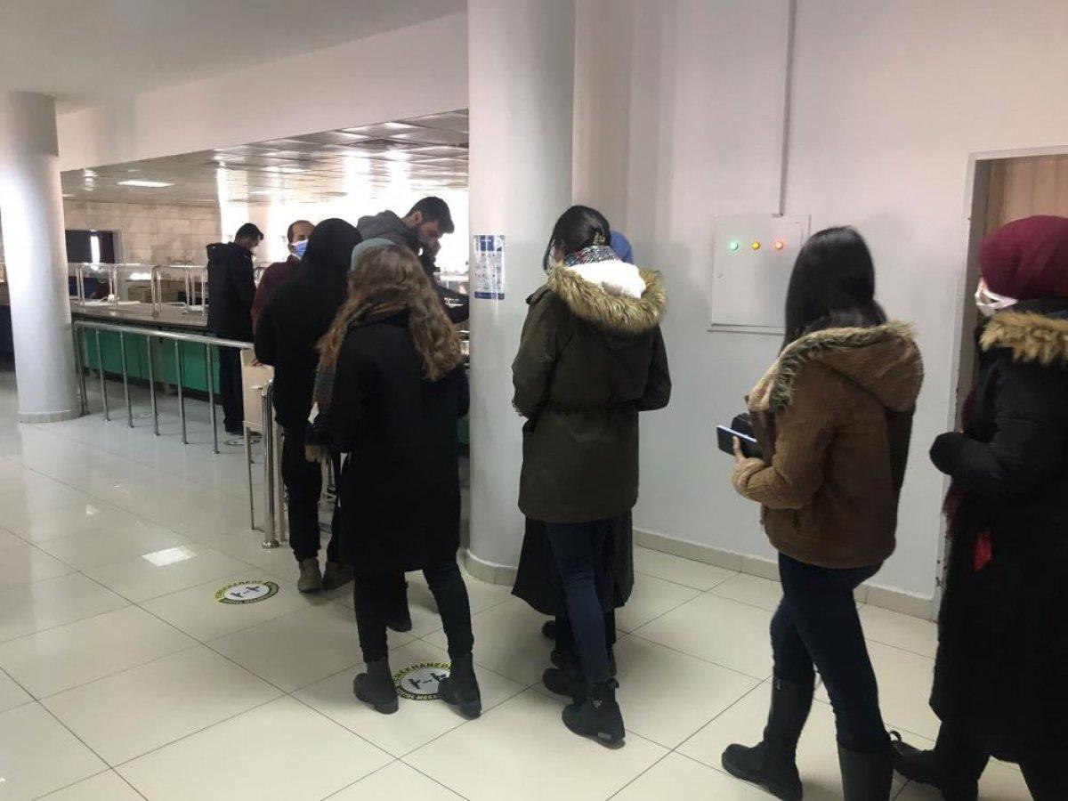 Elazığ'da sigarayı bırakan adam, öğrencilere yemek fişi dağıtıyor