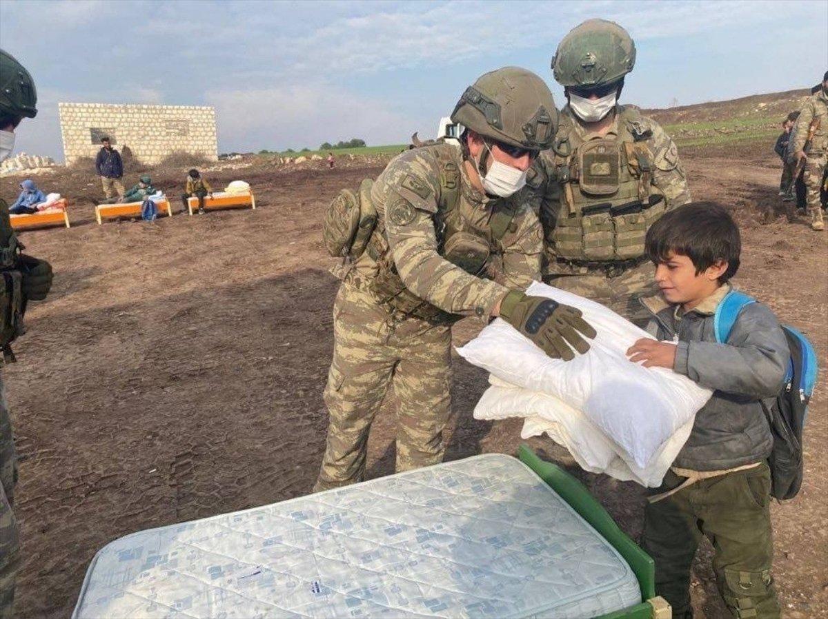 Mehmetçik'ten çocuklara yatak ve yorgan yardımı