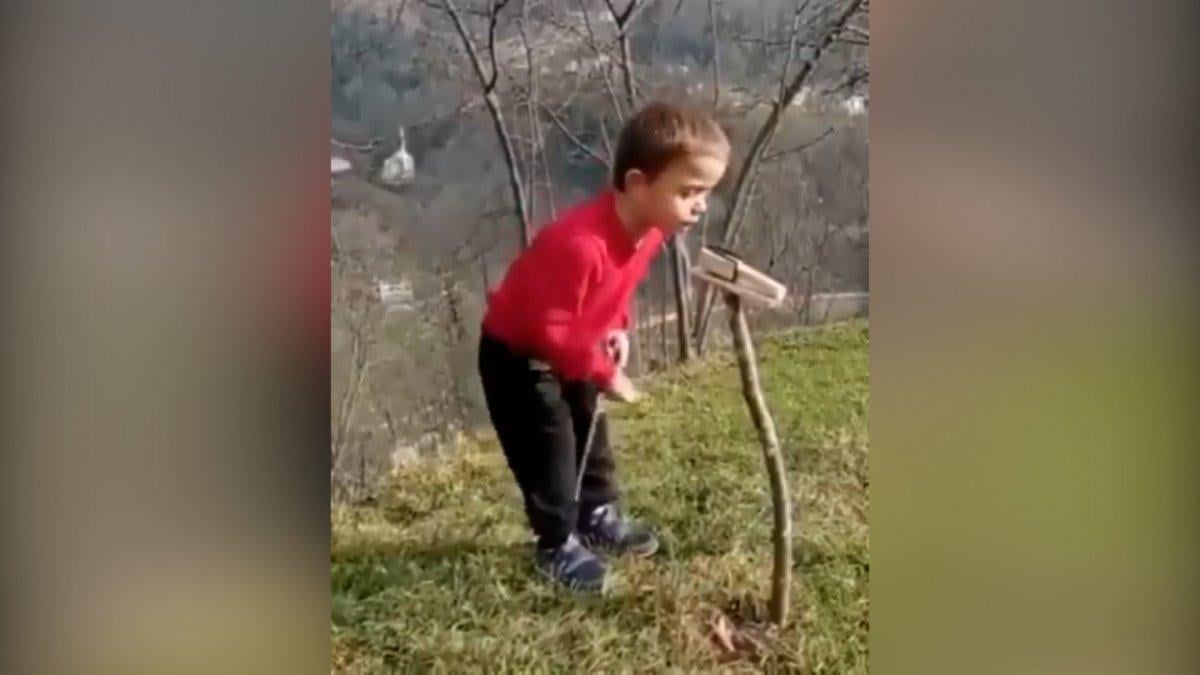 Ağzıyla kemençe çalıp oynayan Karadenizli çocuk