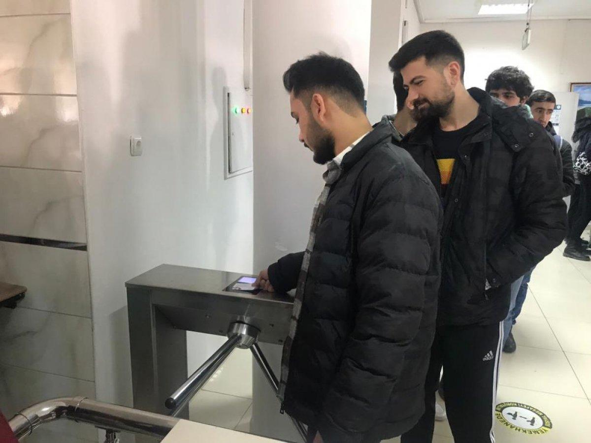 Elazığ'da sigarayı bırakan adam, öğrencilere yemek fişi dağıtıyor