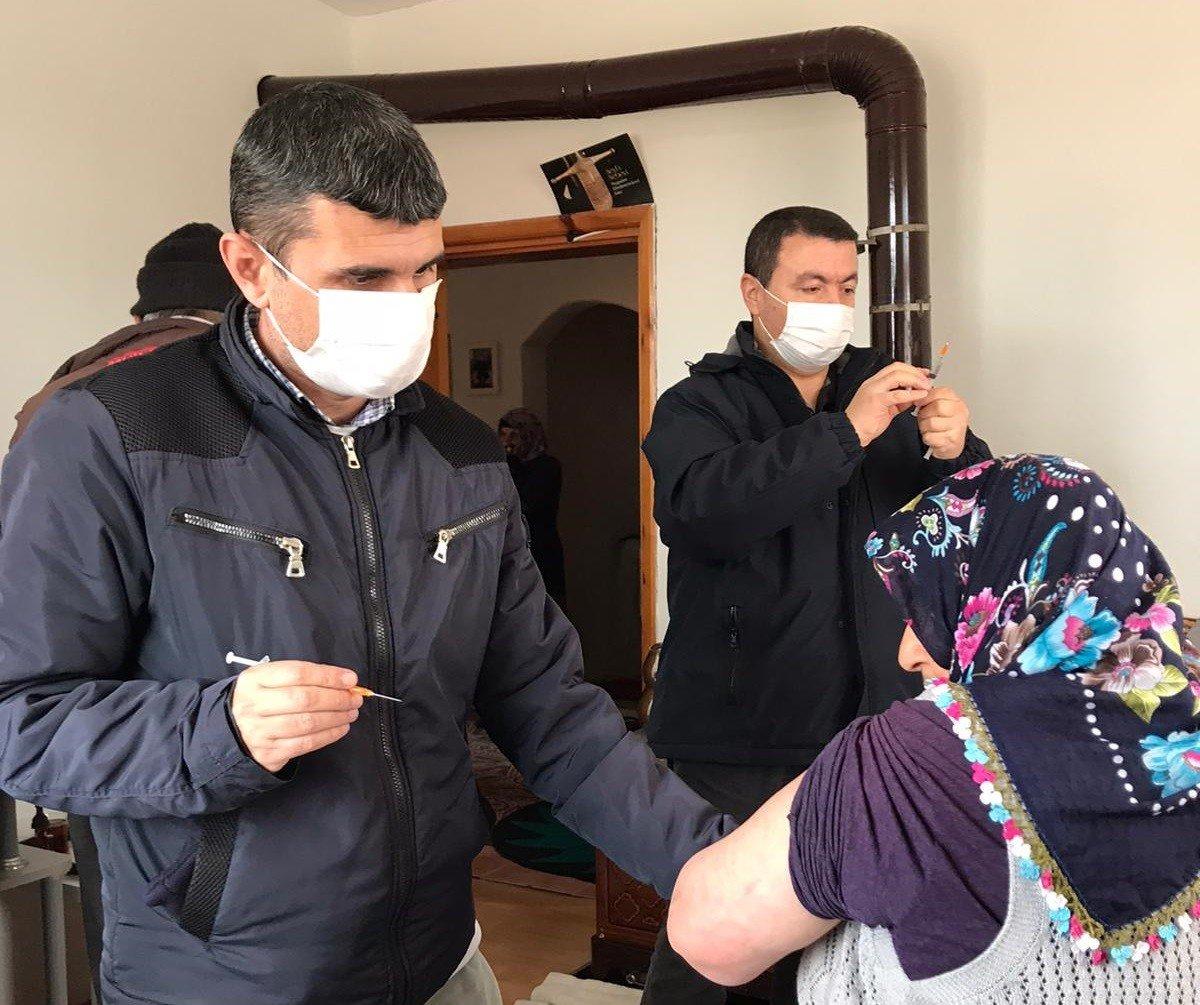 Çorum'da sağlık çalışanlarının köylerdeki aşı çalışması sürüyor