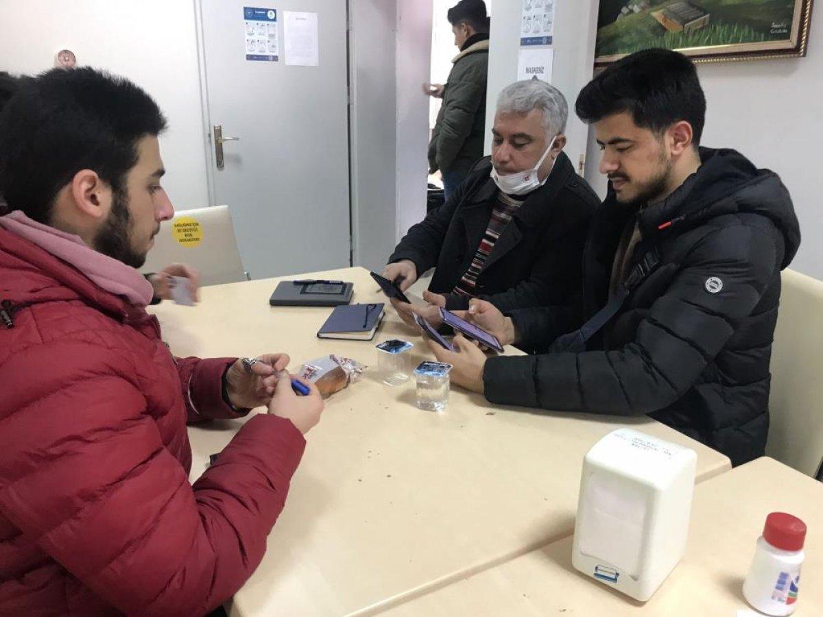 Elazığ'da sigarayı bırakan adam, öğrencilere yemek fişi dağıtıyor