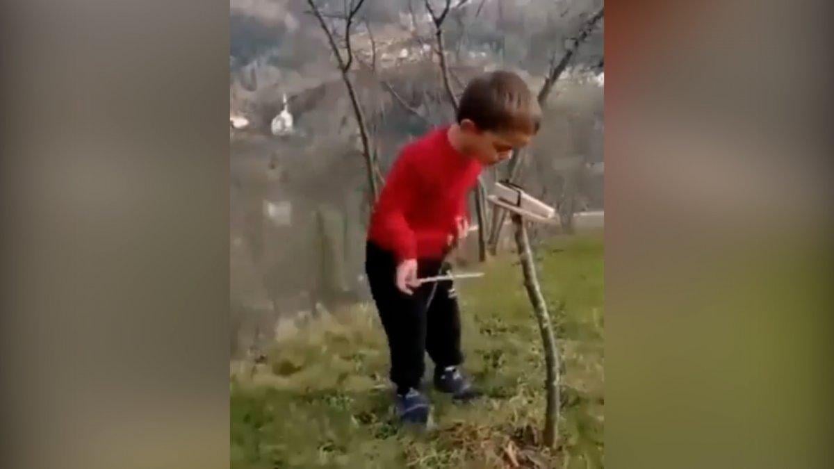 Ağzıyla kemençe çalıp oynayan Karadenizli çocuk
