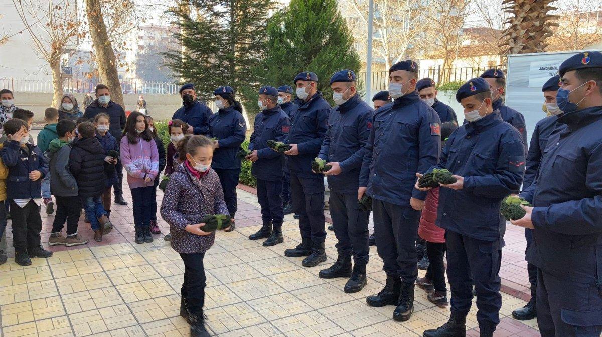 Kahramanmaraş'ta miniklerden jandarmaya atkı hediyesi