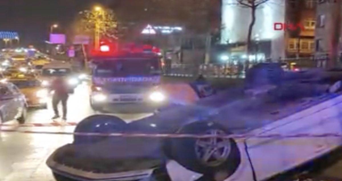 Beyoğlu'nda otomobil yolcu almak isteyen taksiye çarptı