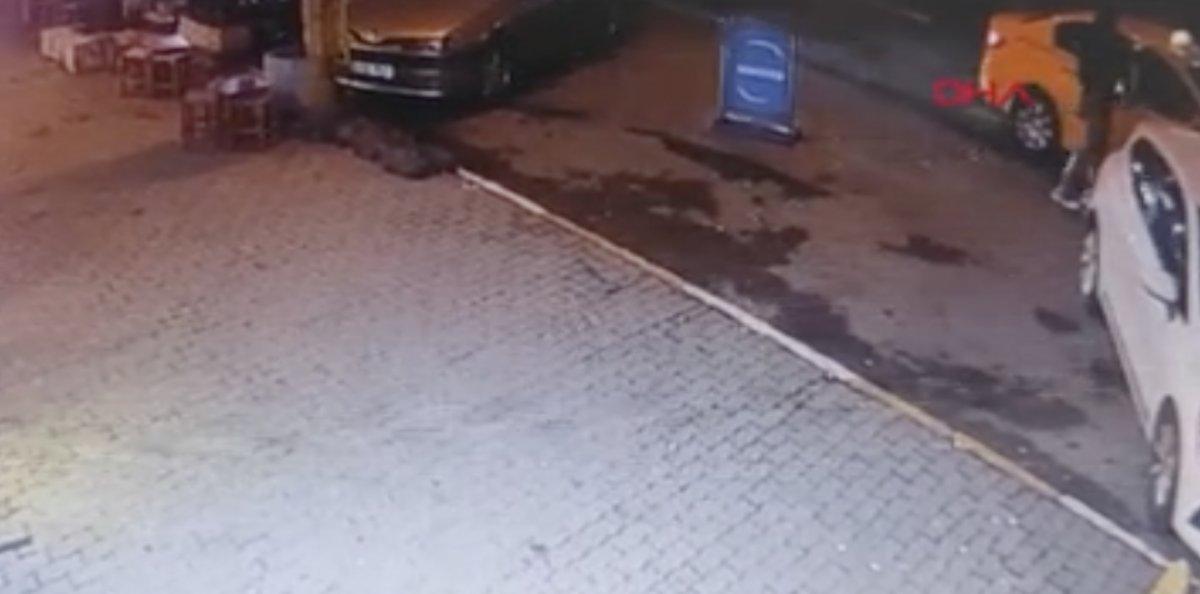 Beyoğlu'nda otomobil yolcu almak isteyen taksiye çarptı