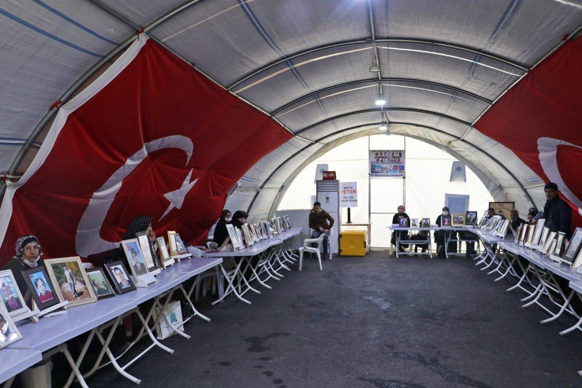 Evlat nöbetindeki anne: Evlat hasretinden içimiz yanıyor