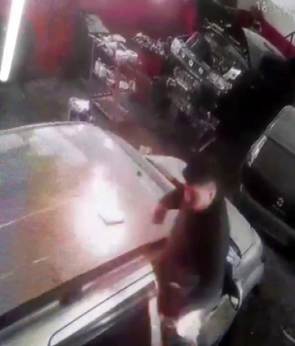 Esenyurt'taki usta, nem kurutmak için tiner yakınca alevler içinde kaldı