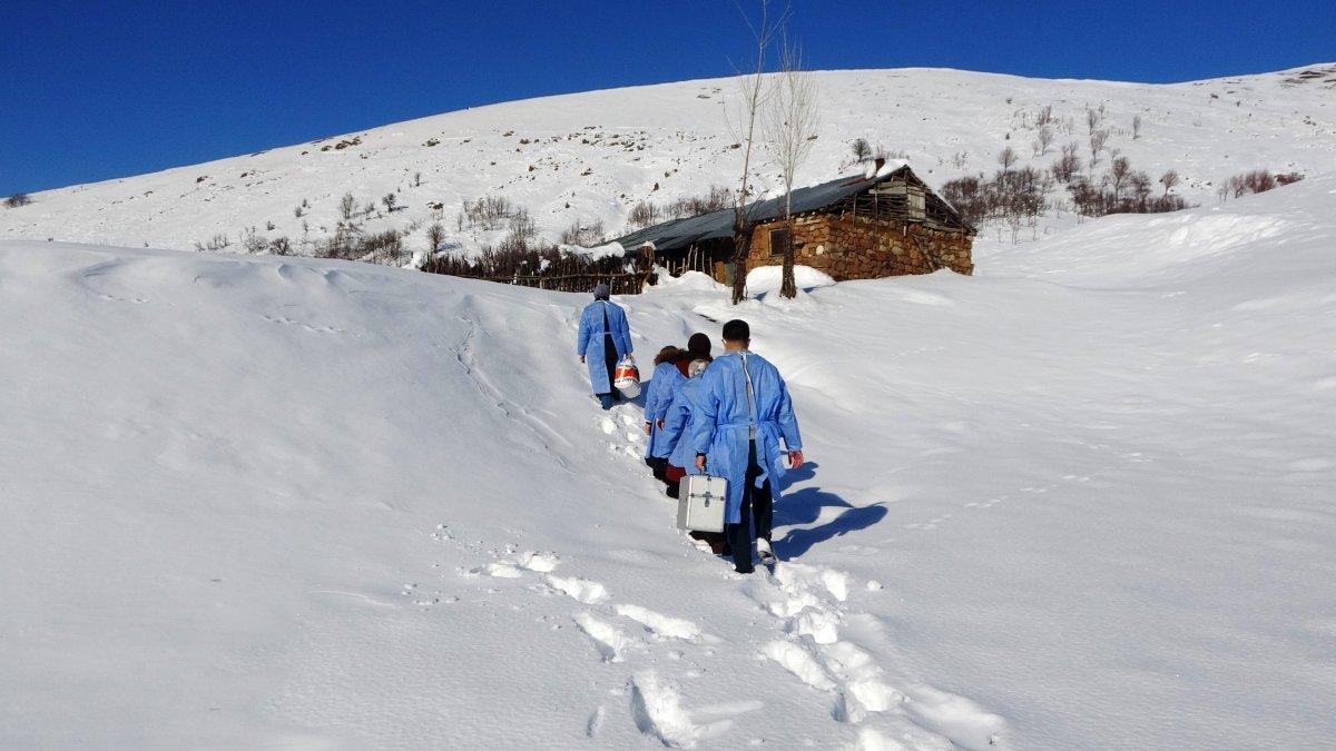 Aşı timleri, Muş'un en ücra köylere ulaşıyor