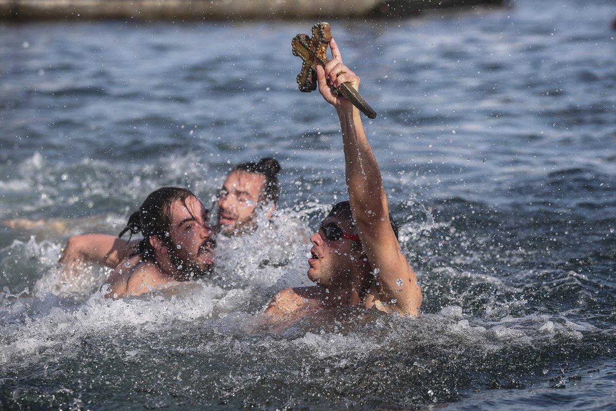 Kuzguncuk'ta haç çıkarma töreni yapıldı