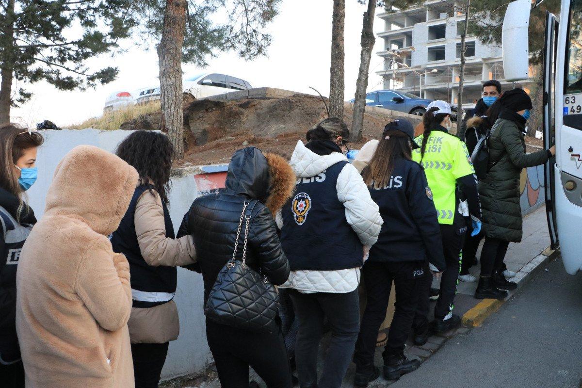 Şanlıurfa’da fuhuş operasyonunda yakalanan 14 kadın, sınır dışı edildi