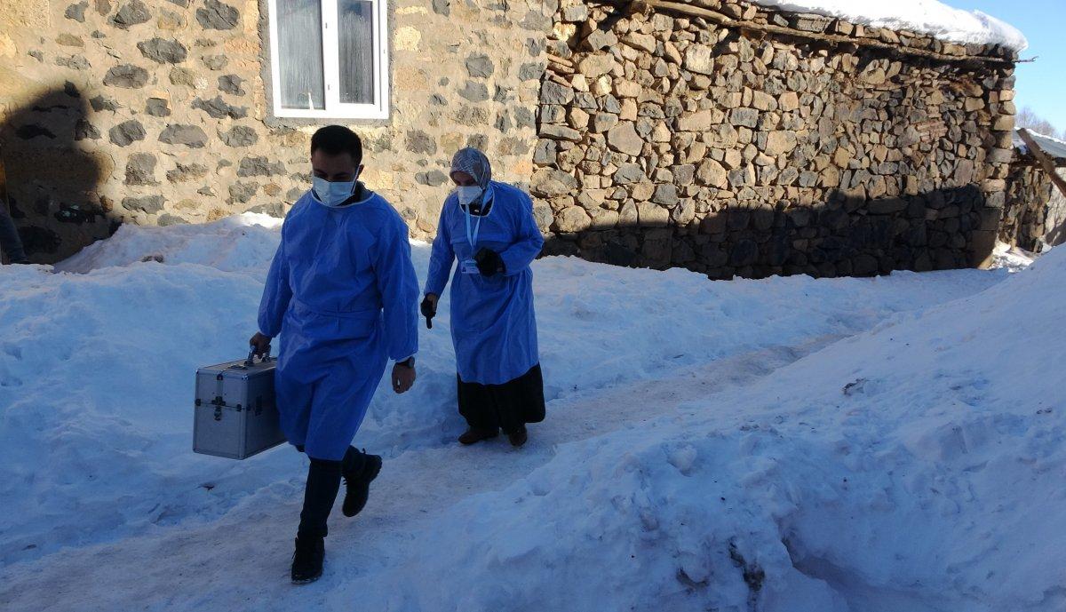 Aşı timleri, Muş'un en ücra köylere ulaşıyor