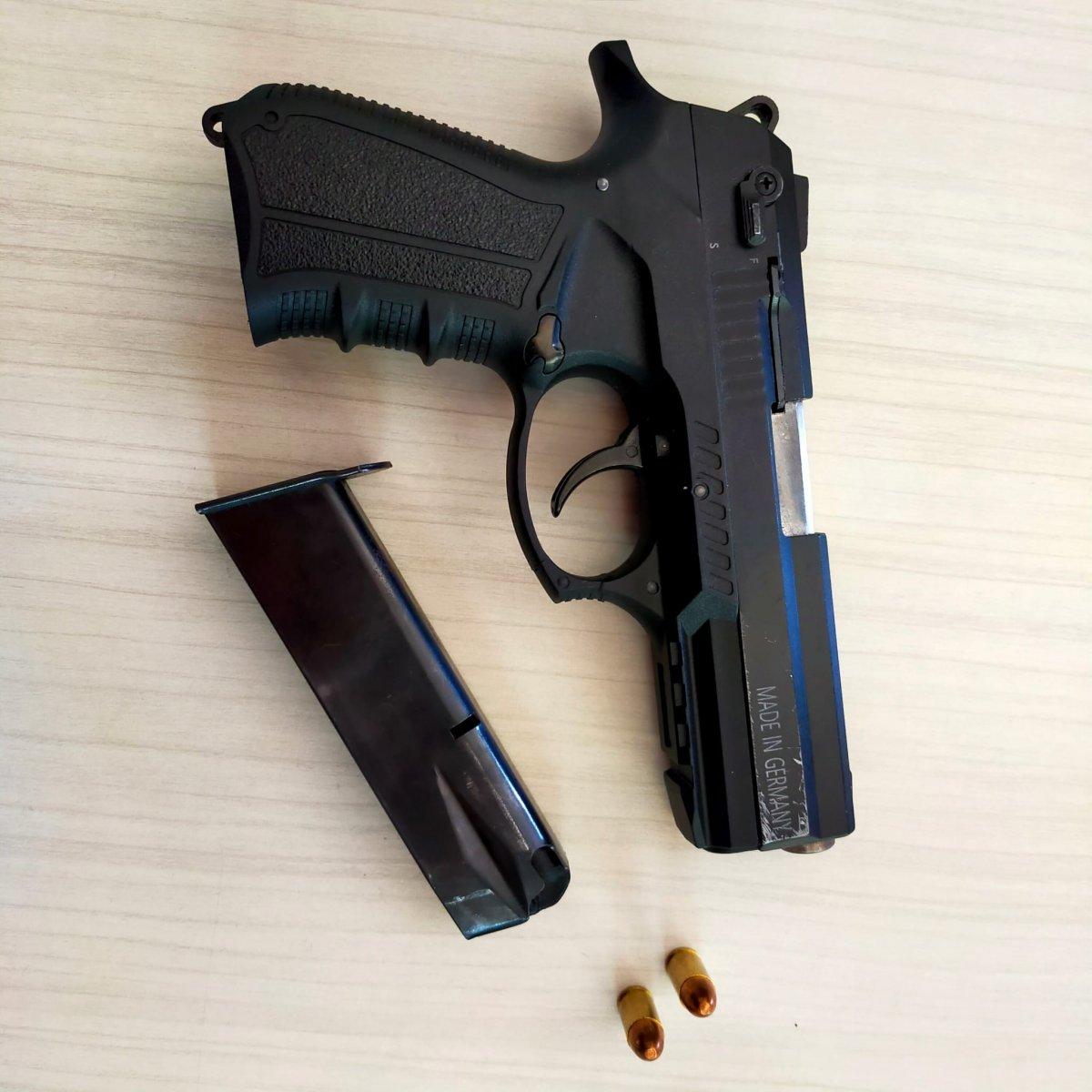 Beyoğlu’nda, tartışma sırasında yerden seken kurşunla yaralandı