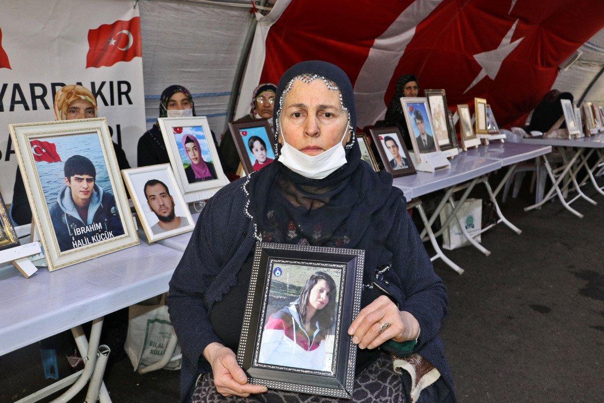 Evlat nöbetindeki anne: Evlat hasretinden içimiz yanıyor