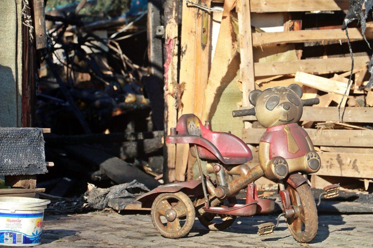 Antalya'da yangında her şeylerini kaybeden ailenin yüzü, yapılan yardımlarla güldü