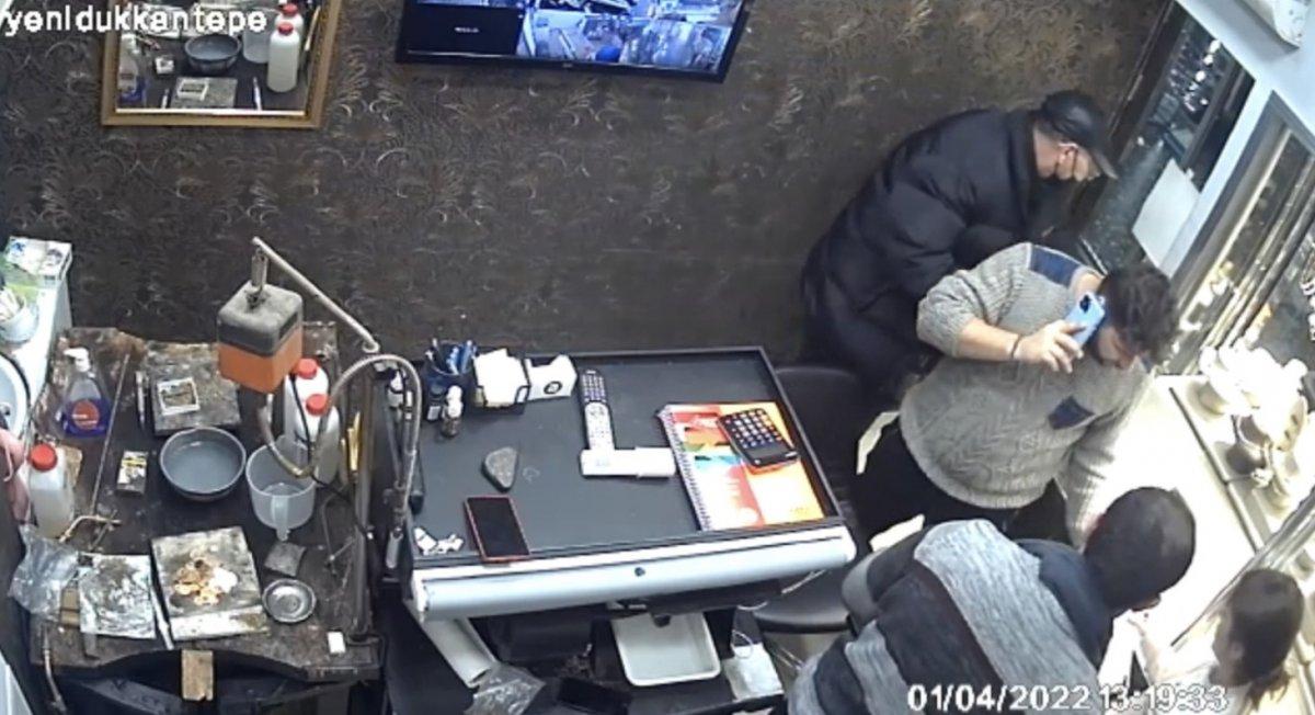 Şişli'de dalgınlıktan yararlanan hırsız, kuyumcudan 11 çeyrek altın çaldı
