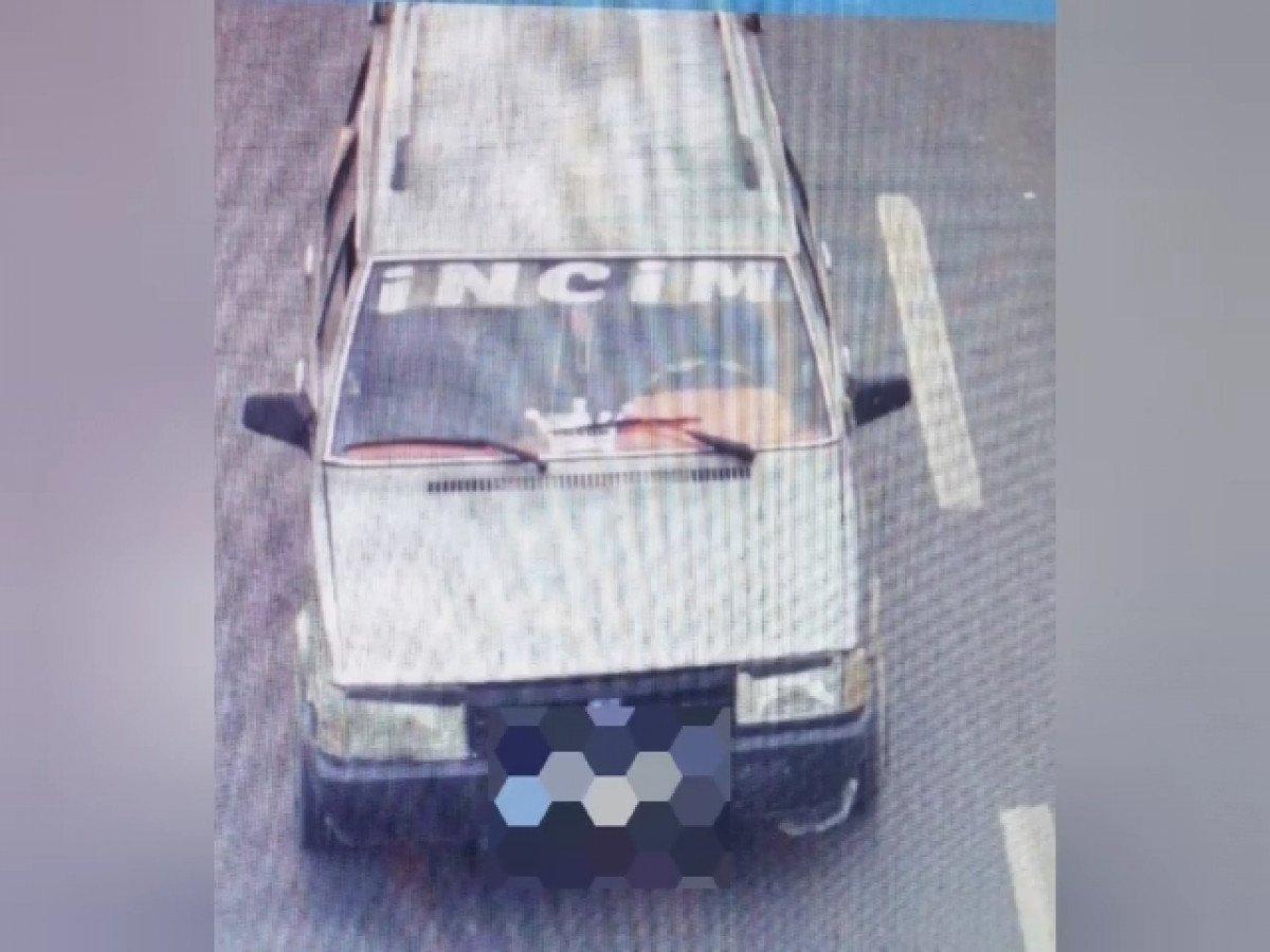 Mersin’de hırsızlık şüphelilerini, otomobilin önündeki yazı ele verdi