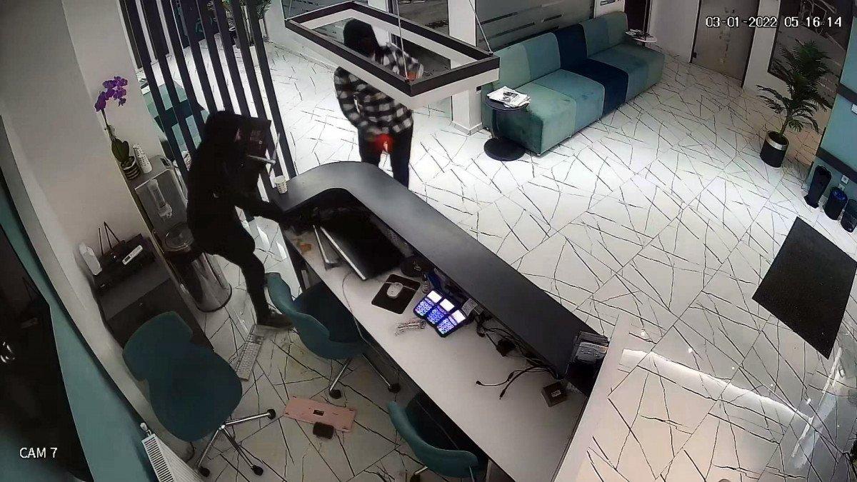 Avcılar'da diş kliniğinde hırsızlık