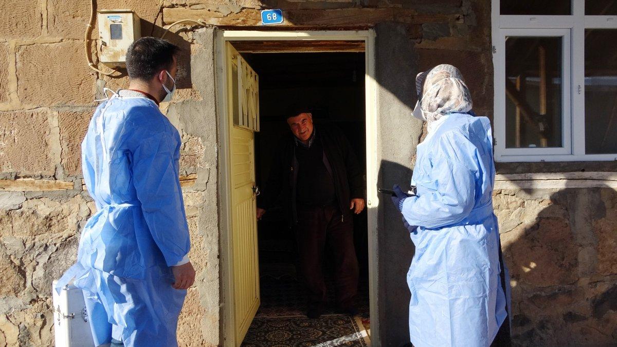 Aşı timleri, Muş'un en ücra köylere ulaşıyor