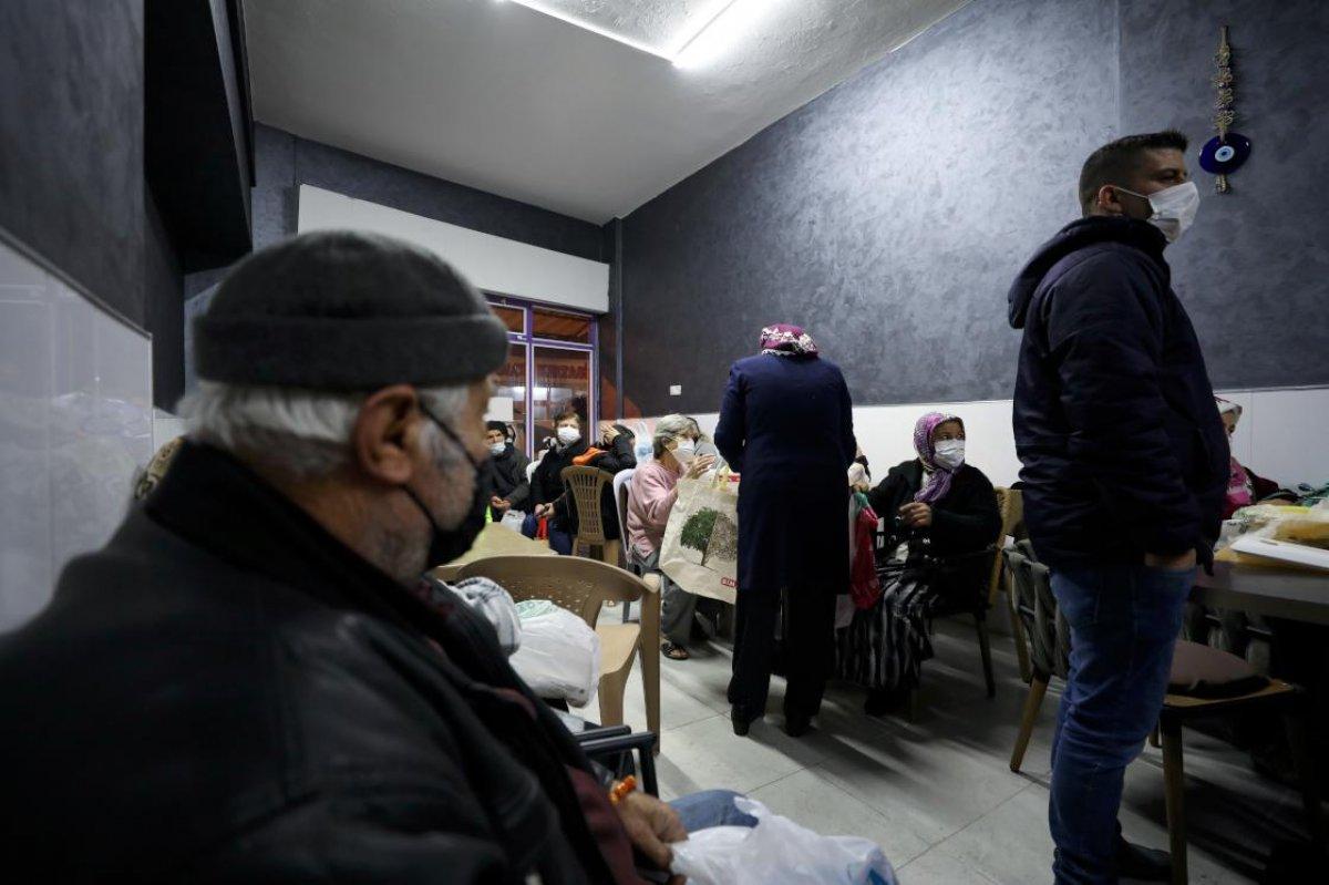 İzmir'de kurdukları aşeviyle 300 kişiyi doyuran iki esnaf, barınma evi açacak