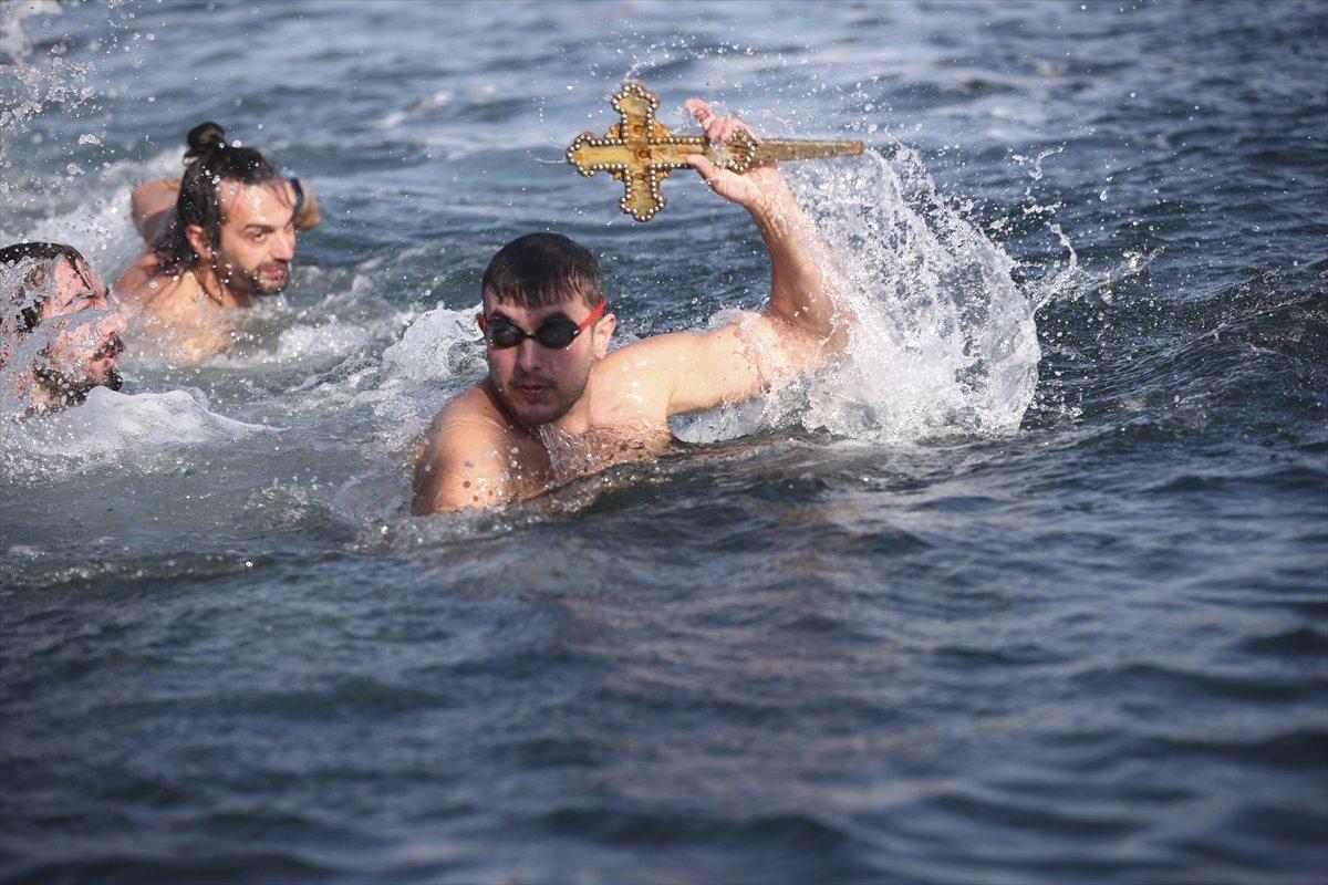 Kuzguncuk'ta haç çıkarma töreni yapıldı