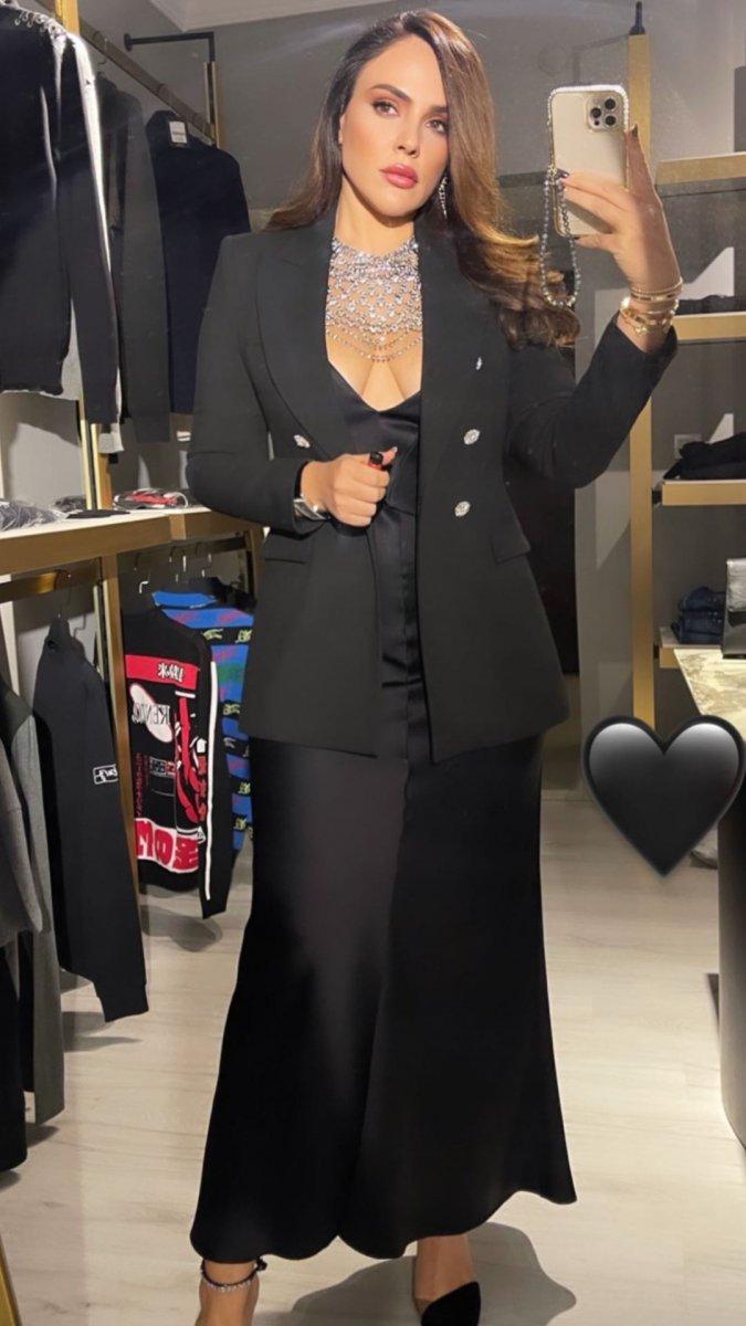 Buket Aydın sütyensiz hırka modasına uydu