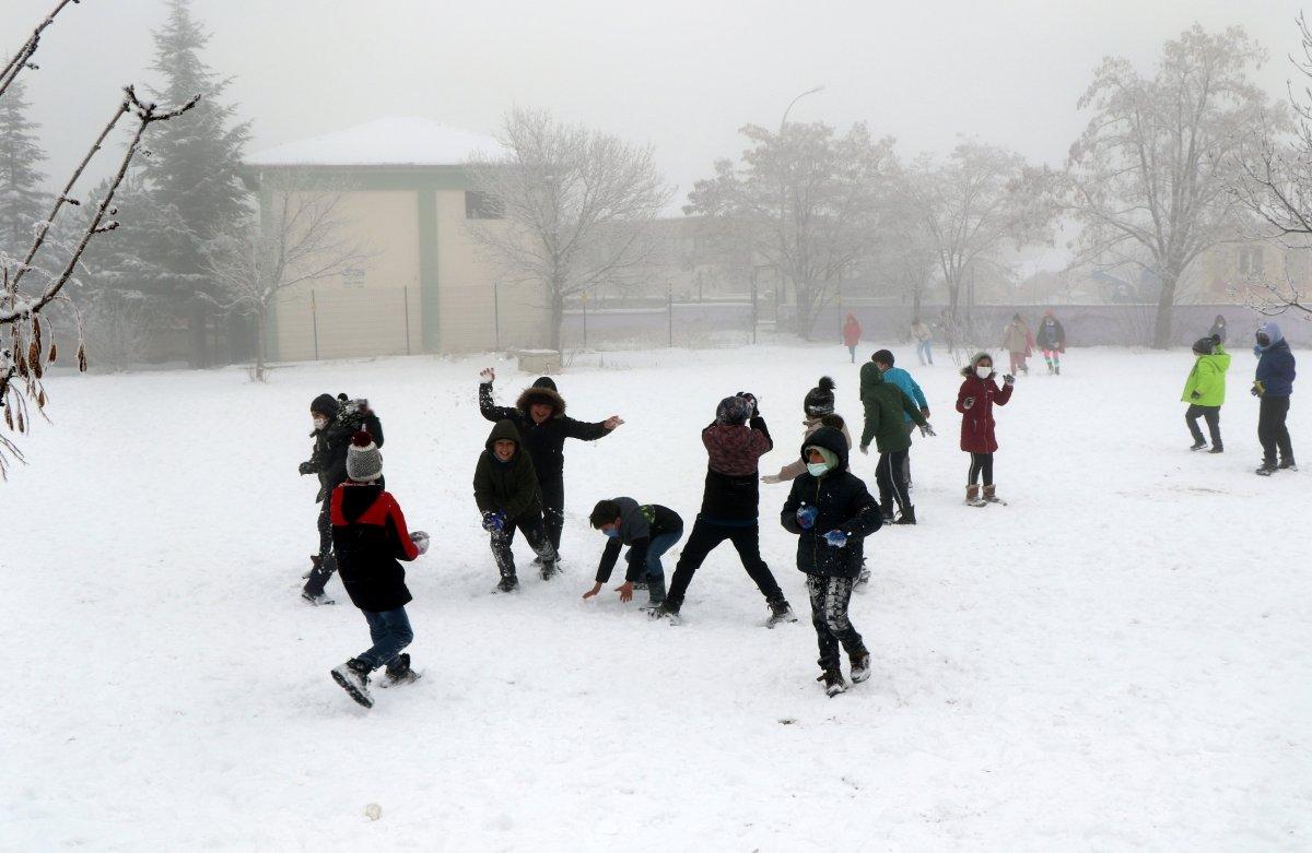 Erzurumlu öğrencilerin kar eğlencesi