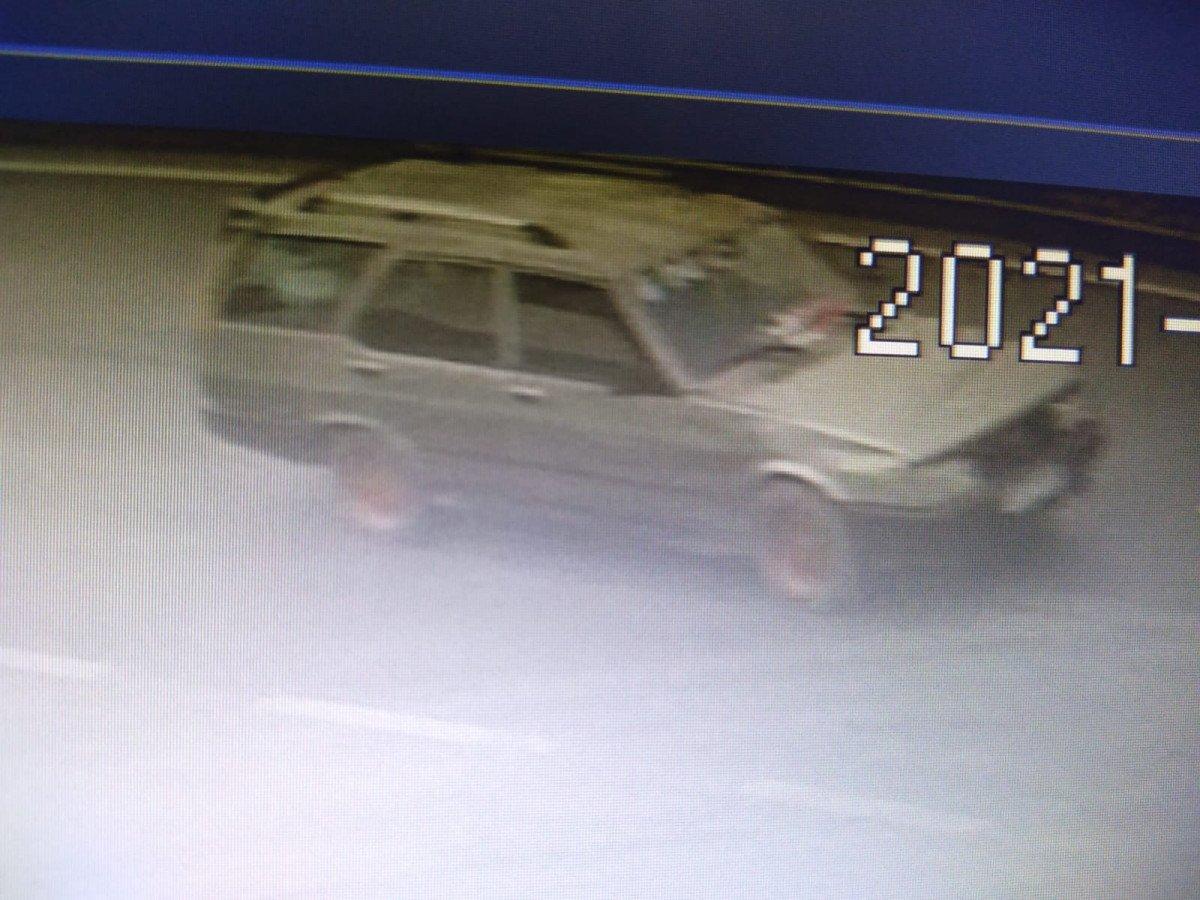 Mersin’de hırsızlık şüphelilerini, otomobilin önündeki yazı ele verdi