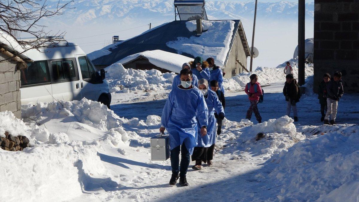 Aşı timleri, Muş'un en ücra köylere ulaşıyor