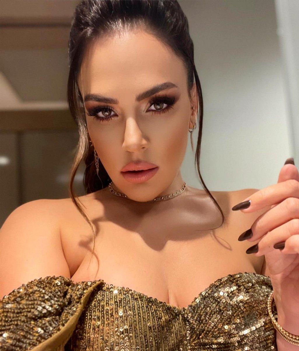 Buket Aydın sütyensiz hırka modasına uydu