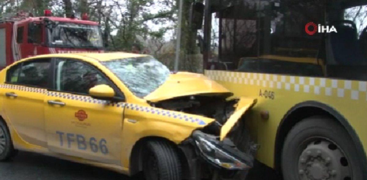 Sarıyer'de taksi İETT otobüsünün altına girdi