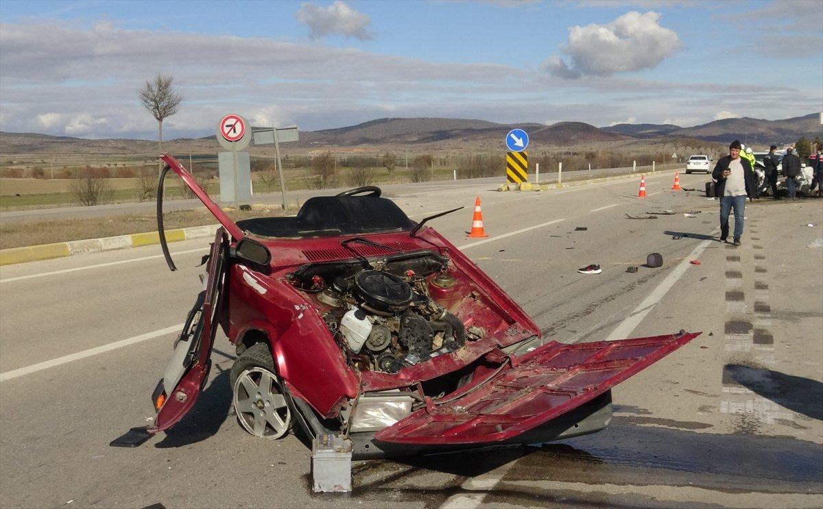 Afyonkarahisar'da iki otomobil çarpıştı: 1 ölü, 3 yaralı