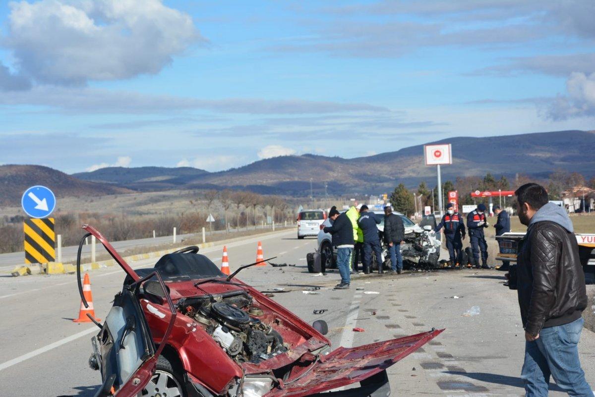Afyonkarahisar'da iki otomobil çarpıştı: 1 ölü, 3 yaralı