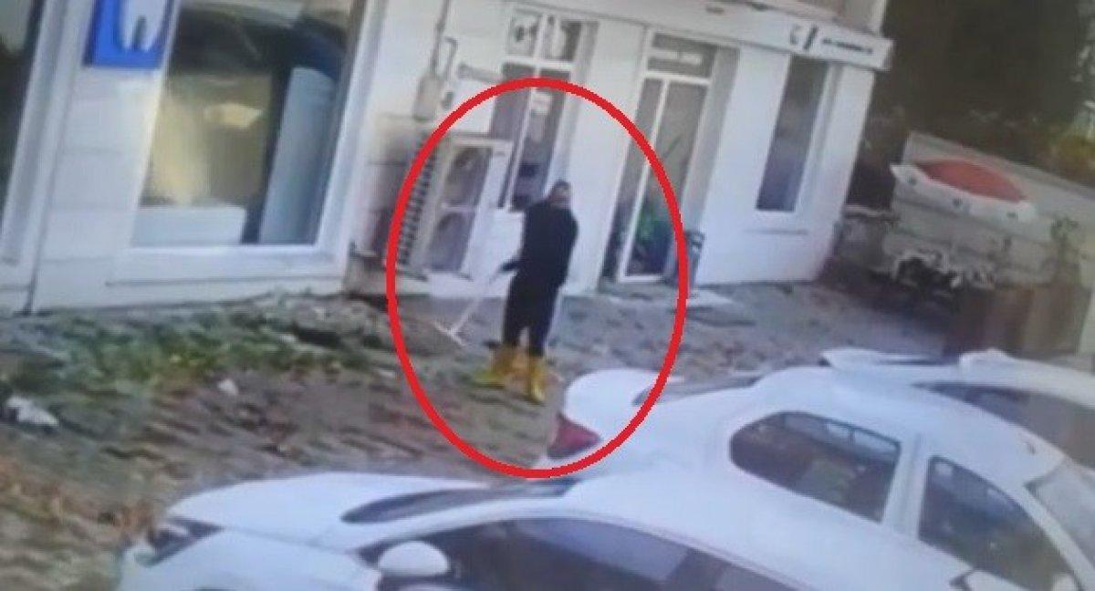 Bursa'da kaldırımı süpürürken köpek ısırdı