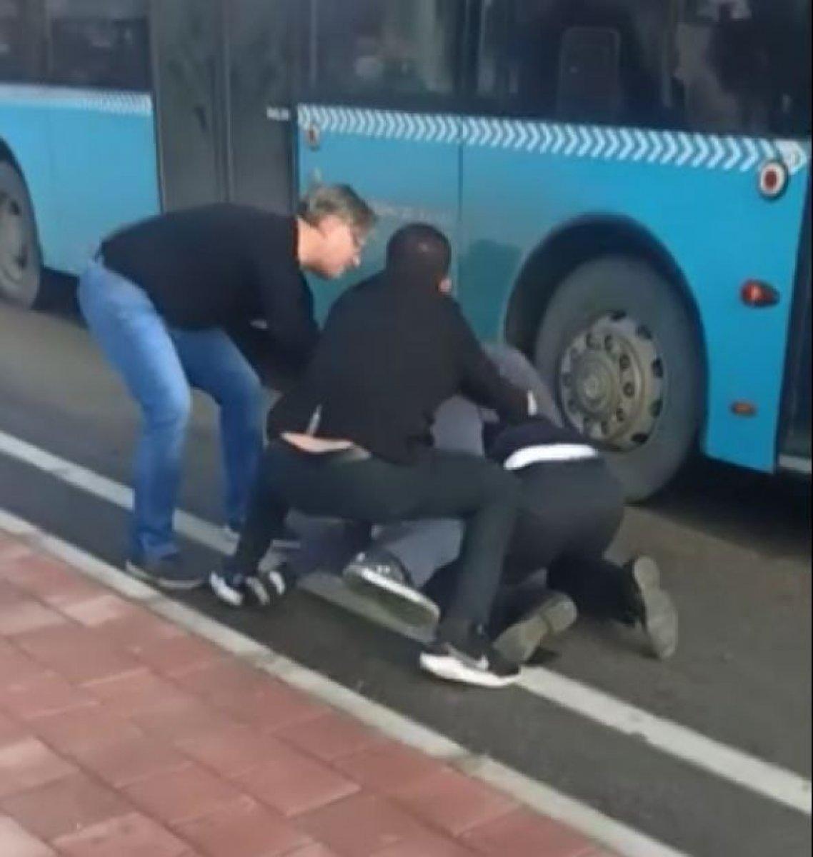 Antalya'da otobüs şoförünü tekme tokat dövdüler