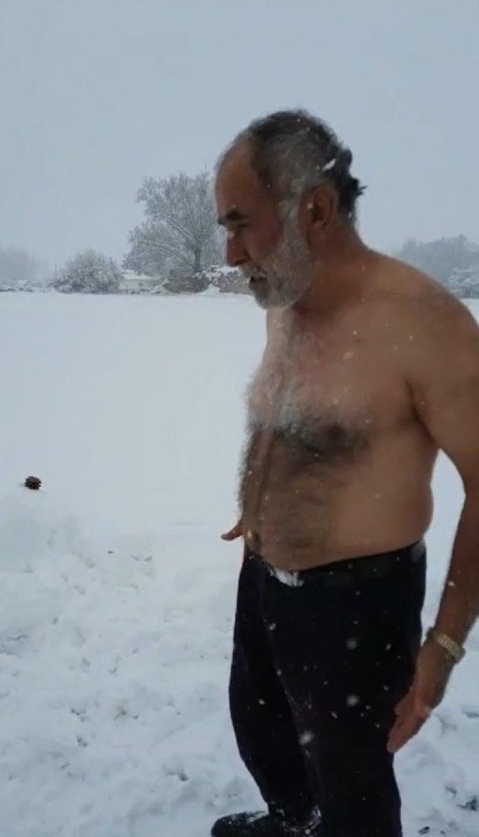 Sivaslı yiğido kardan adamla güreşti
