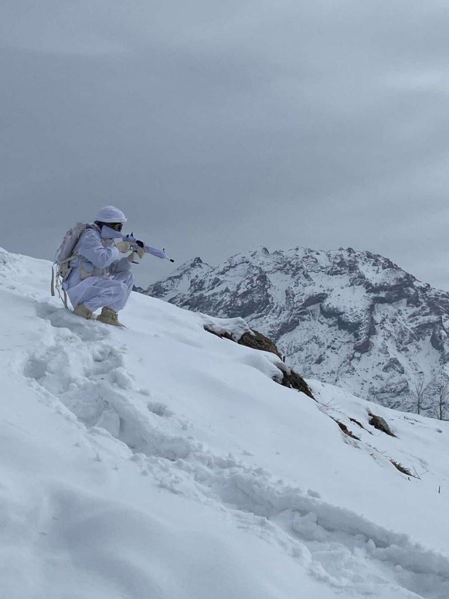 Hakkari'de operasyon: Mühimmatlara el konuldu
