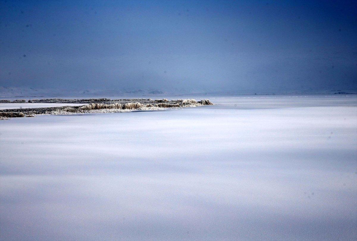 Sivas'ta Tödürge Gölü buz tuttu