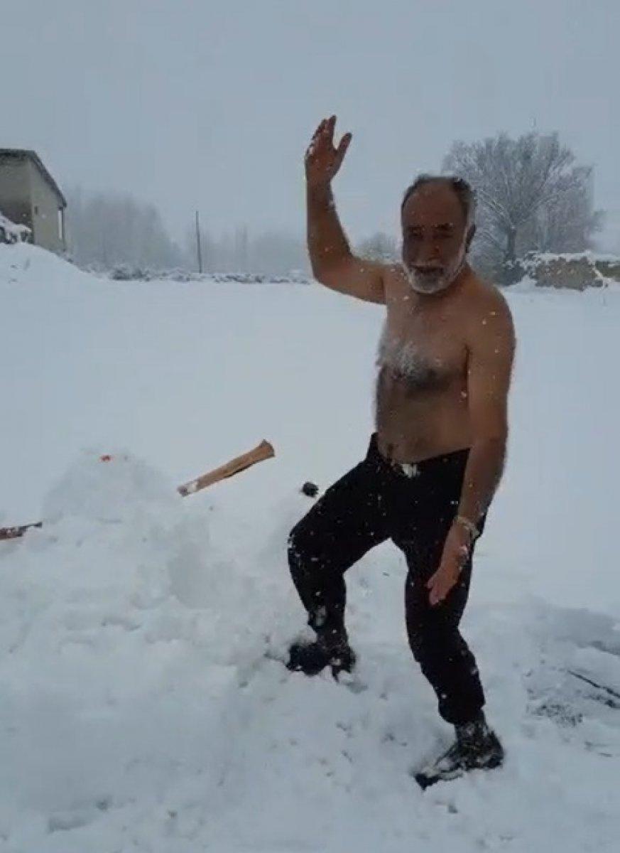 Sivaslı yiğido kardan adamla güreşti