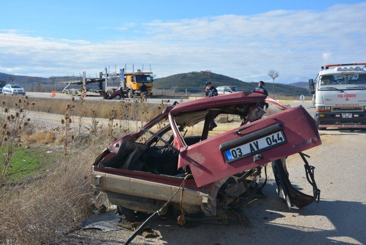 Afyonkarahisar'da iki otomobil çarpıştı: 1 ölü, 3 yaralı