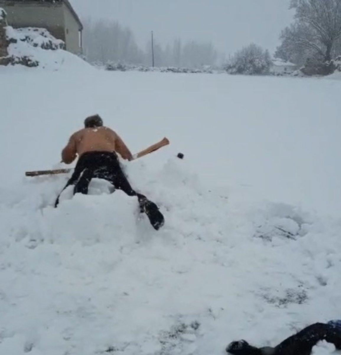 Sivaslı yiğido kardan adamla güreşti