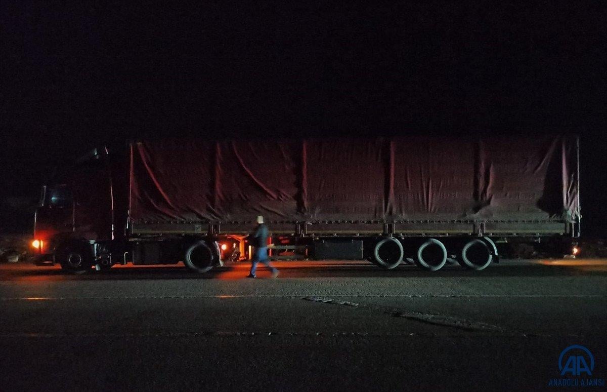 Edirne’de kaçak göçmen, saklandığı tırdan yola düştü