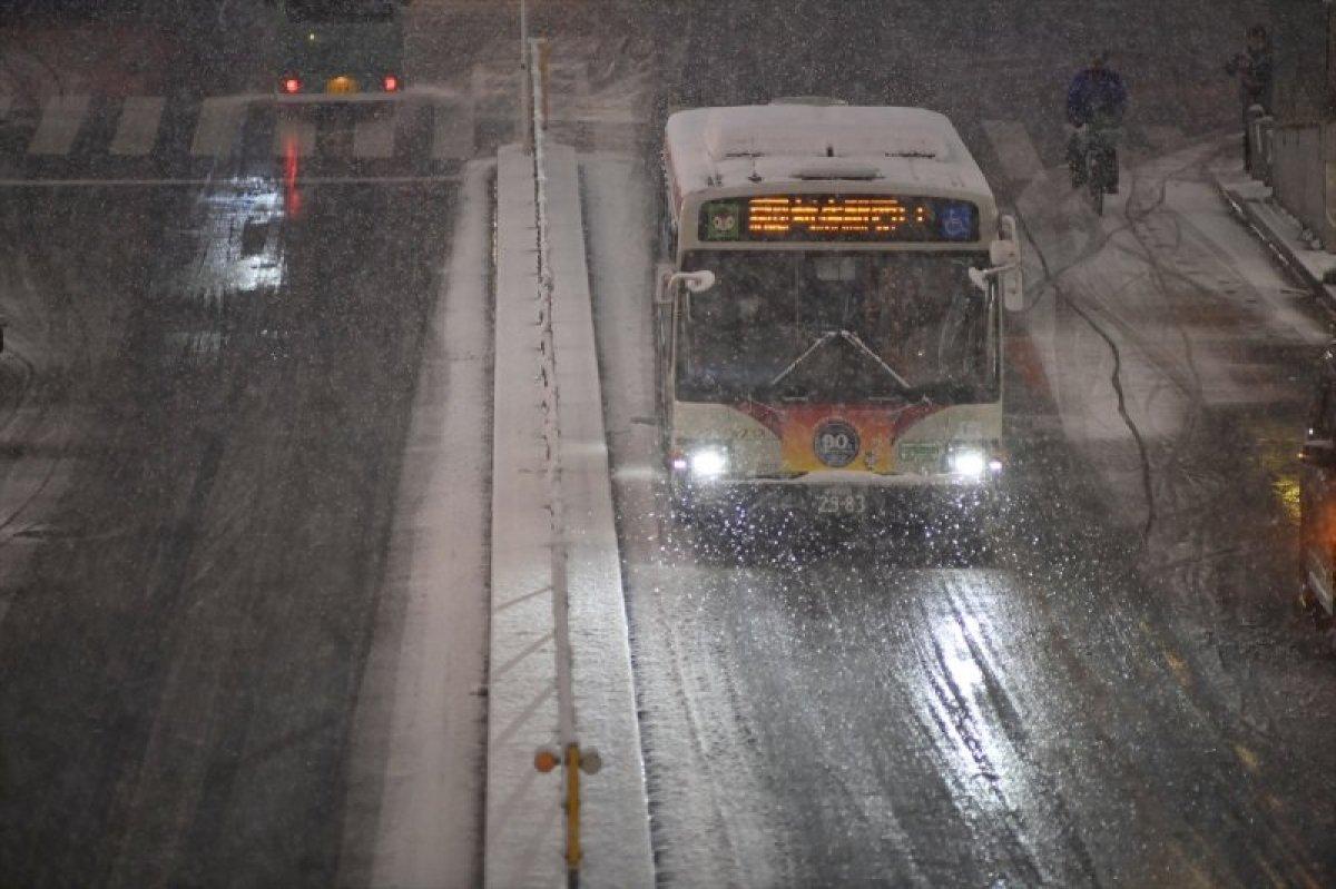 Tokyo'da dondurucu soğuklar ve kar nedeniyle 215 kişi hastanelik oldu