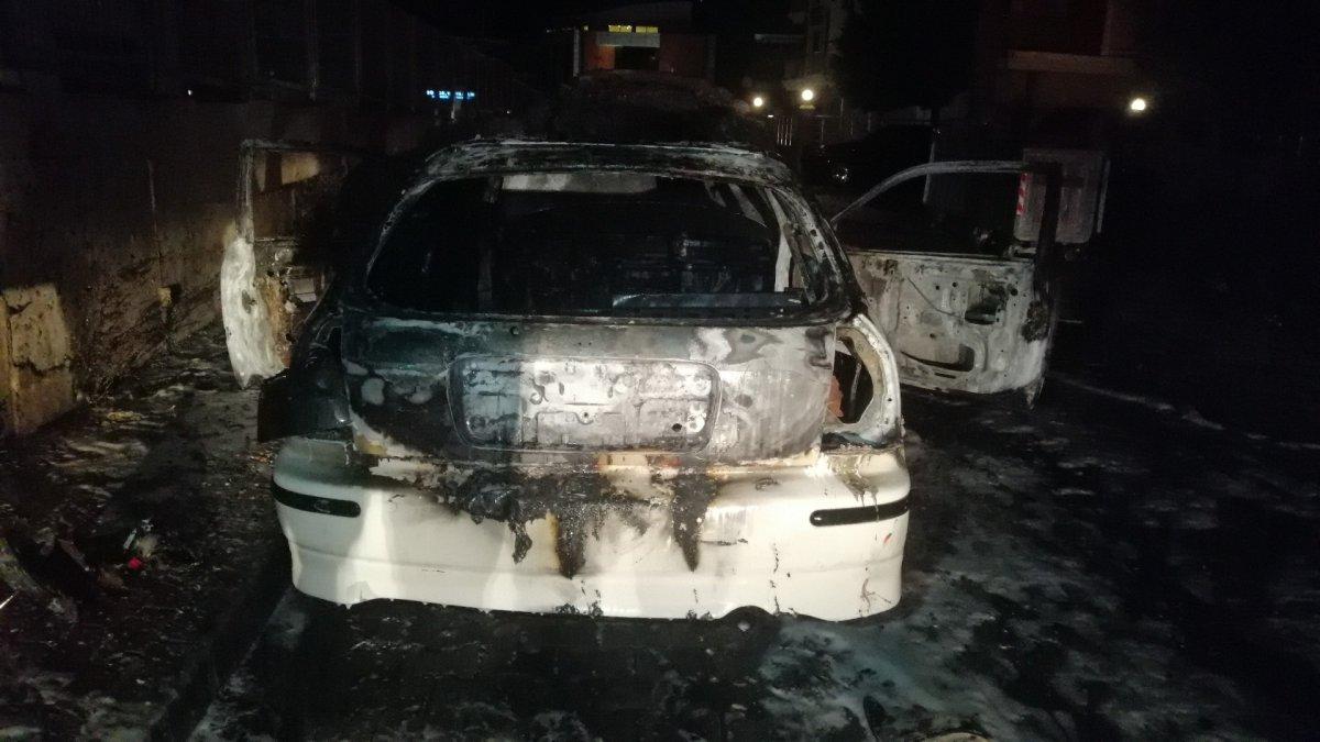 Kocaeli'de 4 kişilik aile, yanan araçlarından son anda çıktı