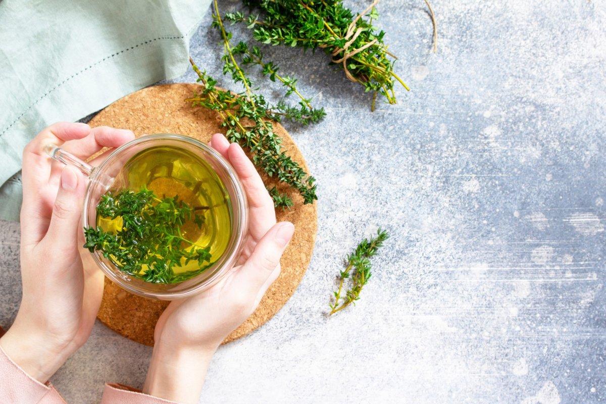 Öksürüğe karşı doğal çözüm: Keten tohumu ve kekik çayı